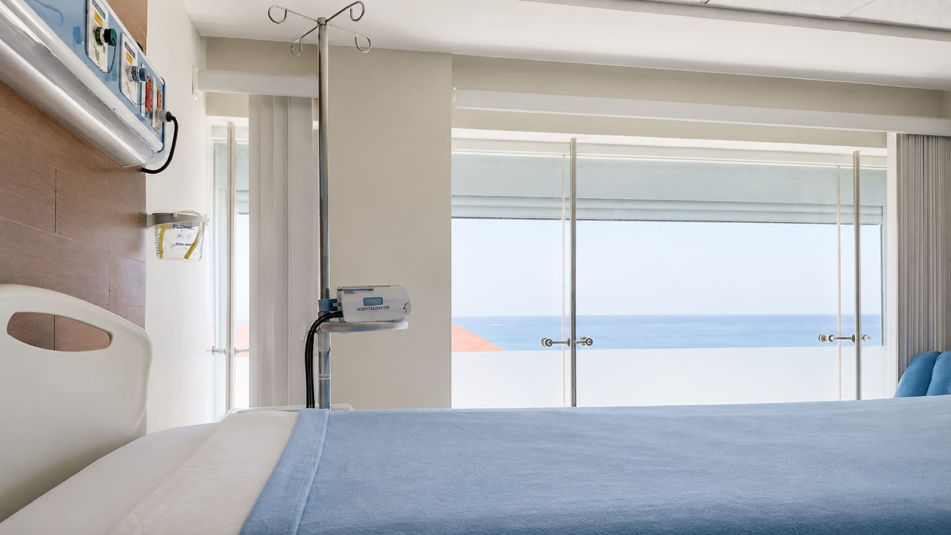 Suite de hospitalización con el mar de Cozumel por la ventana.