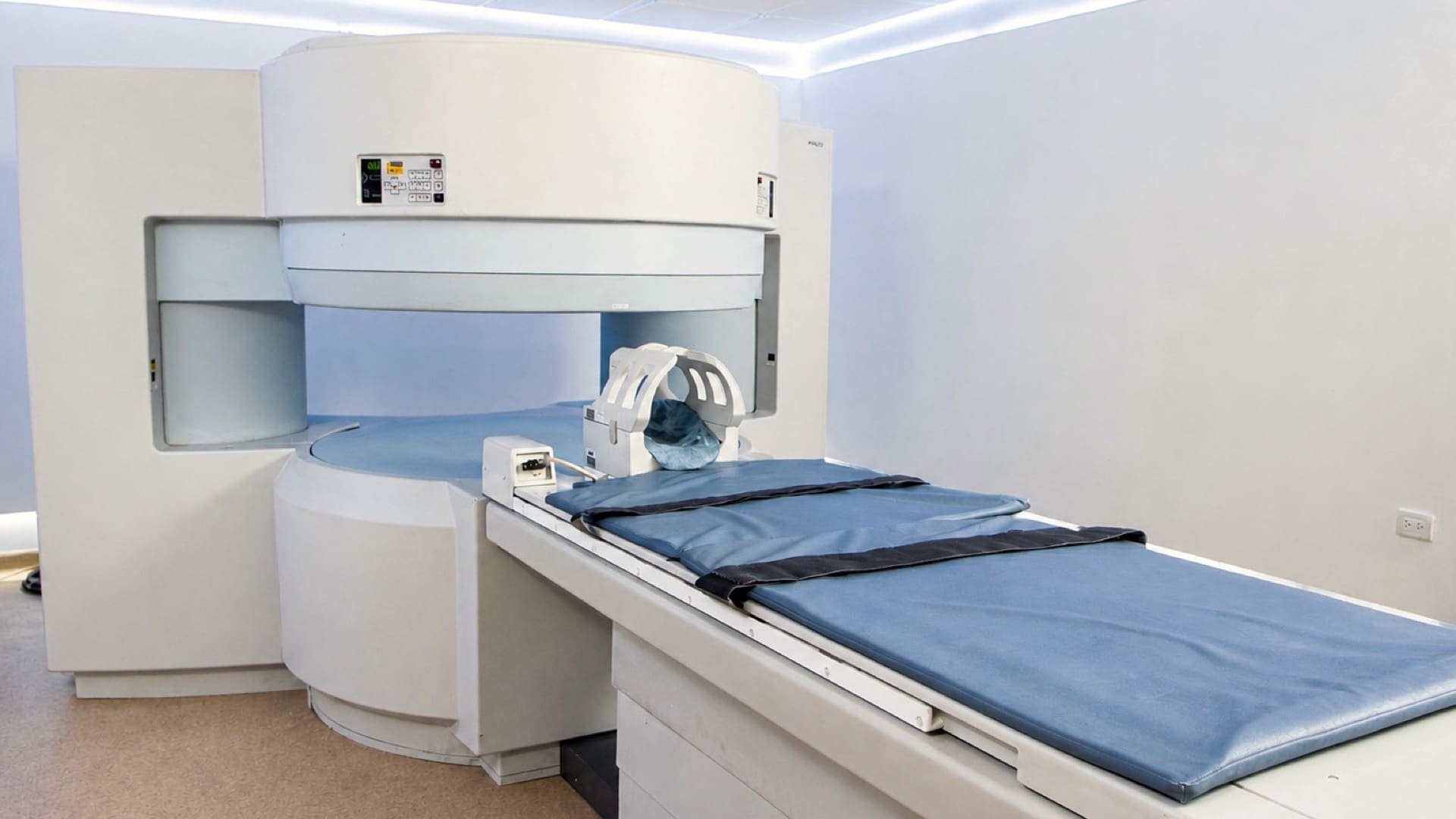 La sala de resonancia magnética del hospital, con el resonador abierto y la camilla preparada.